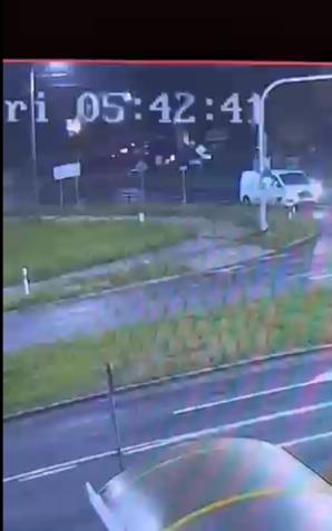 [VIDEO] Wjechał rowerem na przejście dla pieszych, wprost pod koła osobówki