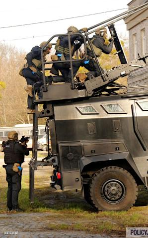 [VIDEO] JAK ODBIĆ ZAKŁADNIKÓW? – ćwiczenia policyjnych kontrterrorystów w warszawskiej Zajezdni
