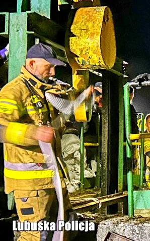 [VIDEO] Nocna walka Policji i innych służb w naprawie uszkodzonej śluzy. W akcji brały udział śmigłowce