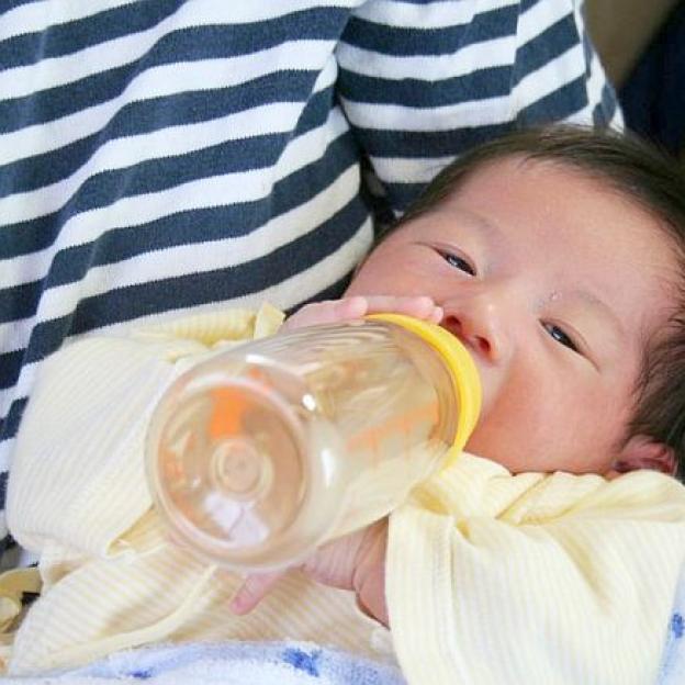 [VIDEO] 32 proc. dzieci w wieku 5–36 miesięcy ma niewłaściwą masę ciała. To efekt zbyt krótkiego karmienia piersią, niewłaściwego rozszerzania diety i nieprawidłowej diety po 1 roku życia