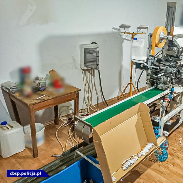 Rozbita grupa, zlikwidowana nielegalna fabryka papierosów i przejęty towar. Зatrzymano 7 mężczyzn - 3 obywateli Ukrainy i 4 Polaków