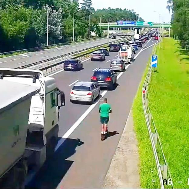 [VIDEO] Pijany jeździł hulajnogą po autostradzie A6