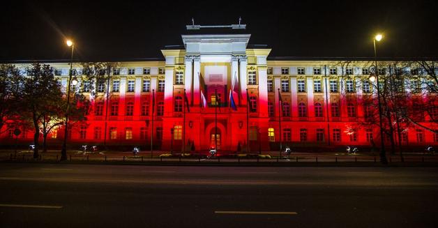 Kancelaria Premiera w barwach narodowych
