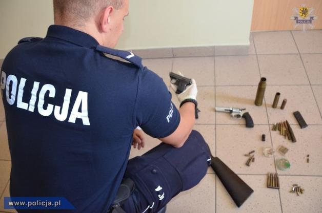60-letnia kobieta posiadała broń w domu. Została zatrzymana przez policję