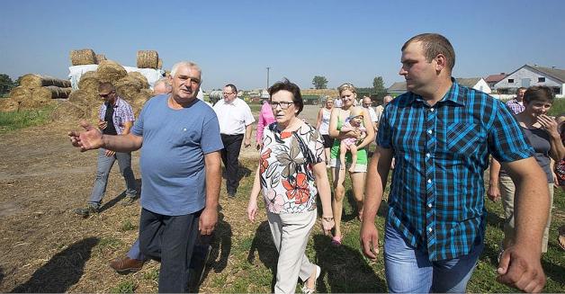 Premier Kopacz na terenach dotkniętych suszą: Chcę przedstawić rolnikom wiarygodną ofertę. Nie można nad tym zjawiskiem przejść obojętnie