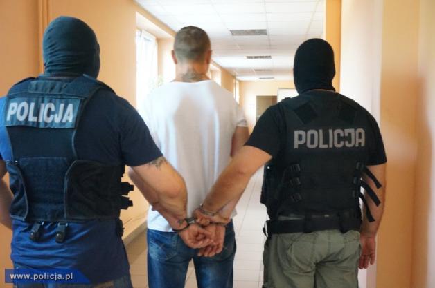 Napadli na rodzinę. Weszli przez okno za spokój żądali pieniędzy!