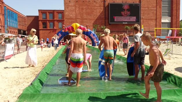 [WIDEO] Skimboarding na plaży w łódzkiej Manufakturze