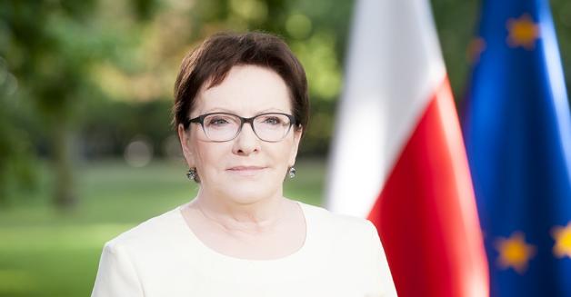 Premier Ewa Kopacz gratuluje medalistom Pawłowi Fajdkowi i Wojciechowi Nowickiemu