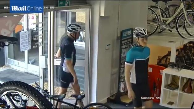 [VIDEO] Zuchwała kradzież w sklepie rowerowym w Cambridge