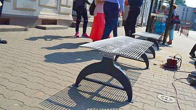 Nowe ławki na przystankach komunikacji miejskiej
