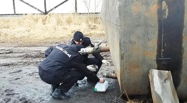 Wyłudzili podatki i wyprali 4 mln złotych na odbarwianiu oleju opałowego