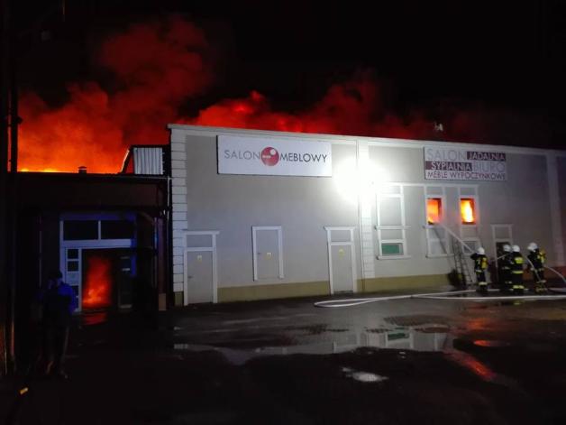 [VIDEO]: Oświadczenie w obliczu tragedii - sklep meblowy po pożarze w Żarach