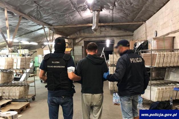 [VIDEO] Zlikwidowali fabrykę i zatrzymali nielegalną produkcję papierosów na masową skalę