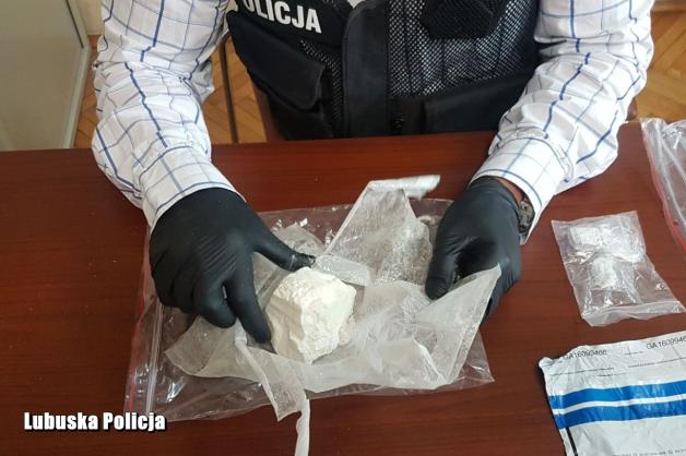 [VIDEO] Nietypowy finał interwencji związanej z ratowaniem życia. Policjanci zabezpieczyli ponad ćwierć kilograma narkotyków