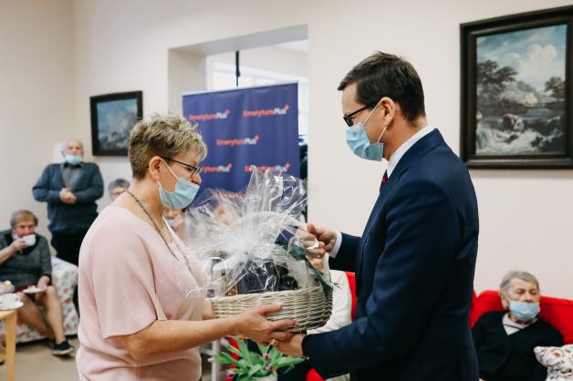 [VIDEO] Premier Mateusz Morawiecki odwiedził seniorów w Dziennym Domu Senior+ w Błoniu