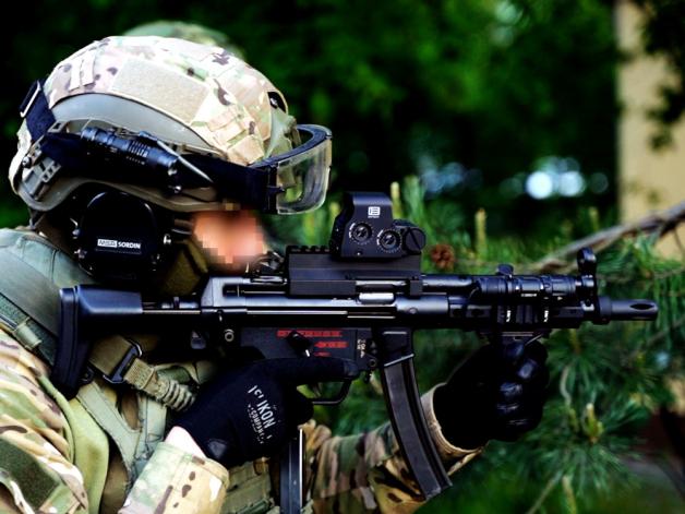 [VIDEO] Trzej zatrzymani za obrót amfetaminą, jeden z nich dodatkowo odpowie za nielegalne posiadanie broni