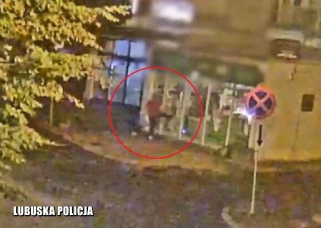 „DZIAŁANIE” WANDALA W OKU KAMERY. PODEJRZANEGO SZYBKO ZATRZYMALI POLICJANCI