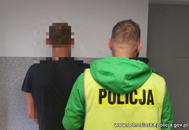 Szarpali, popychali, straszyli i zabrali 16-latkowi pół litra picia