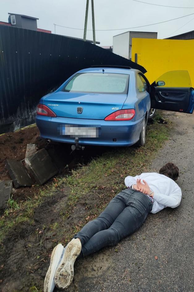[VIDEO] Uciekał, uciekał i wjechał w ogrodzenie